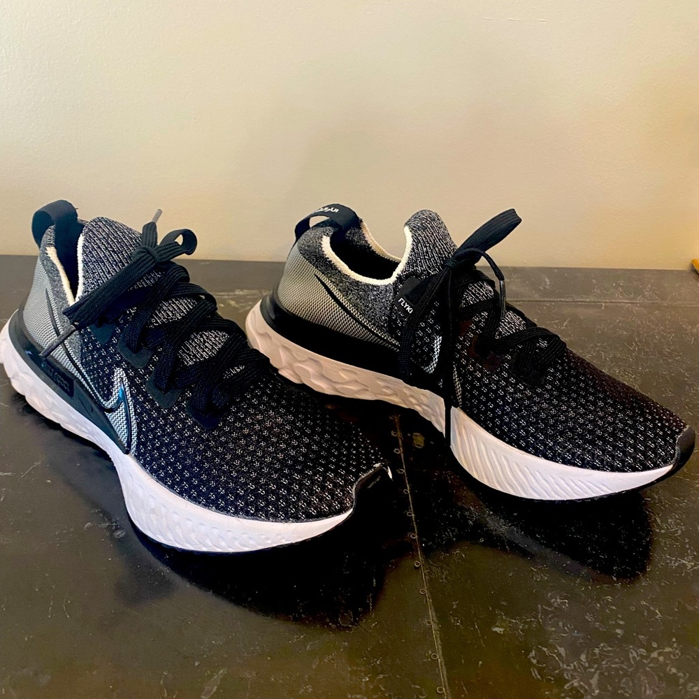 Nike Fkyknit Run Infinity React running shoes black white